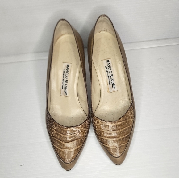 Manolo Blahnik Shoes - Manolo Blahnik Pointed Toe Alligator Embossed Pumps Size 36